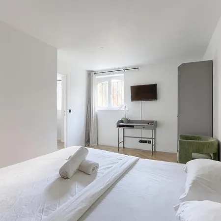 Charming La Chapelle 아파트 *